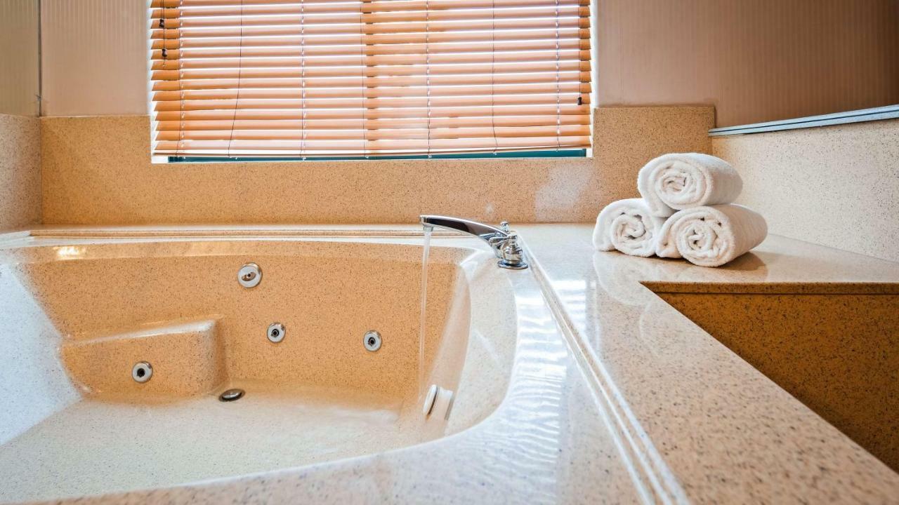 Größeres Zimmer mit Kingsize-Bett und Whirlpool – Nichtraucher